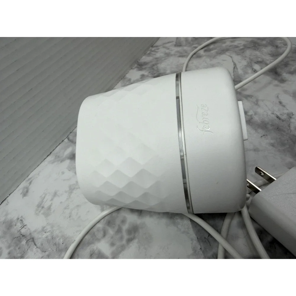 Febreze PLUG Scent Booster Continuous Scent Device Oil Diffuser New - Picture 5 of 6